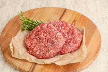 Izgara veya rosto için çiğ sığır burger pirzolası.