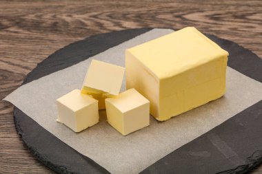 Sütlü doğal sarı tereyağı.