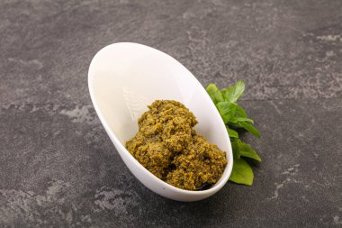 Fesleğen ve sedir fıstıklı yeşil sos sosu.