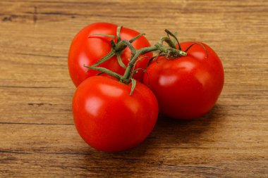 Kırmızı parlak olgun ve tatlı domates dalı