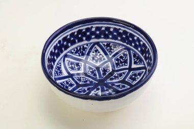 Mutfak için renkli boş kase izole
