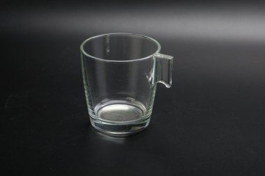 İzole edilmiş içecekler için boş cam bardak