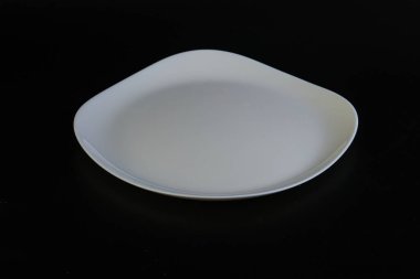 İzole edilmiş servis için beyaz boş tabak