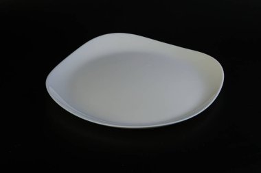 İzole edilmiş servis için beyaz boş tabak