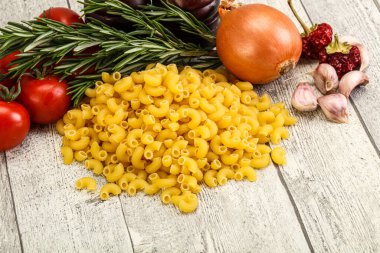 Çiğ İtalyan buğday makarnası - Chifferi rigati pişirmek için