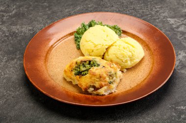 Patates püresi ve peynirli kızarmış pangasius fileto.