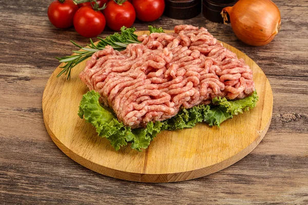 Rått Fläskmalet Kött Över Bord För Matlagning — Stockfoto