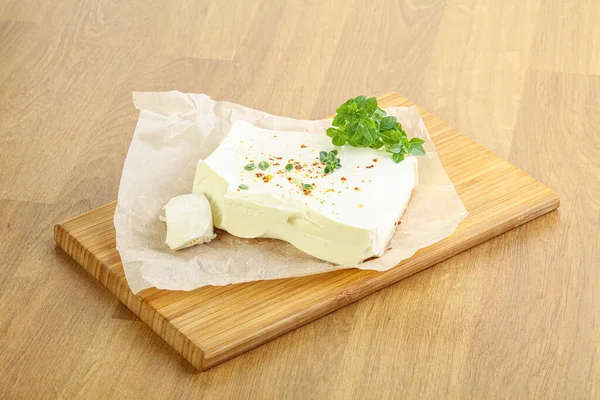 ボード上のギリシャフェタチーズはハーブを提供 — ストック写真