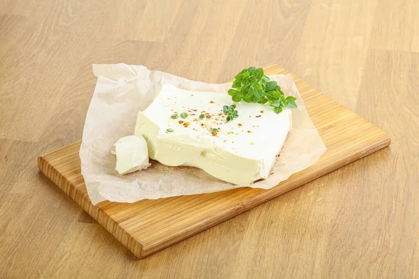 Queso Feta Griego Sobre Mesa Servido Hierbas — Foto de Stock