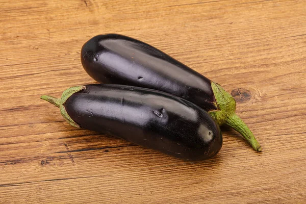 Dos Berenjenas Crudas Maduras Aisladas Para Cocinar — Foto de Stock