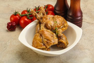 Tatlı ve baharatlı soslu tavşan yahnisi.