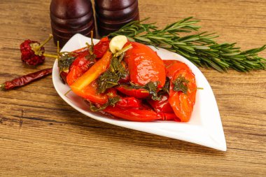 Baharatlı marine edilmiş kırmızı dolma biber.