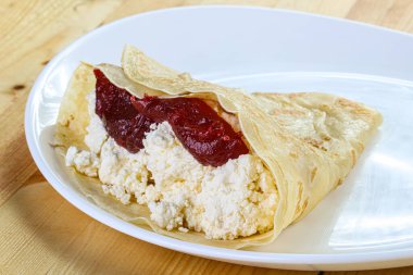 Süzme peynir ve meyve reçelli krep.