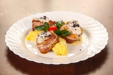 Pastırmalı domuz eti ve patates püresi.