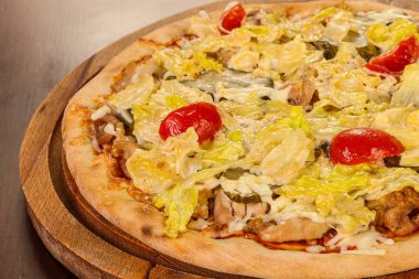 Buzdağı salatası ve tavuklu İtalyan Pizza Sezar.