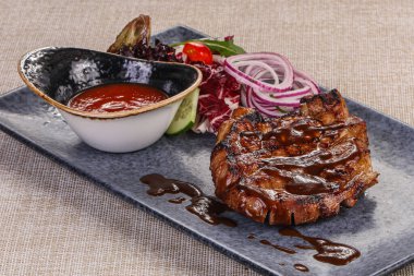 Domates soslu ve soğan halkalı ızgara domuz eti.