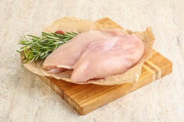 Güvertede pişirmek için çiğ tavuk göğsü filetosu.