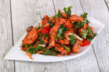 Kişniş ve biberle marine edilmiş tavuk göğsü dilimleri.