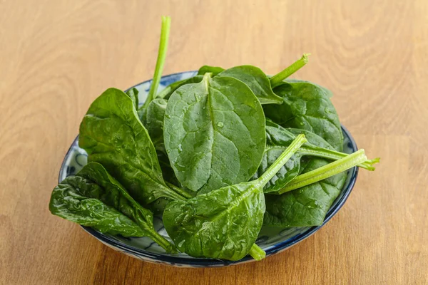 Frische Grüne Spinatblätter Der Schüssel Über Holzgrund — Stockfoto