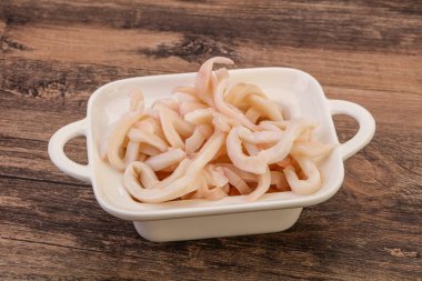 Lezzetli marine edilmiş mürekkep balığı kasede atıştırmalık parçalar.