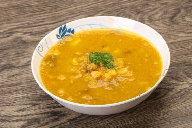 Füme et ve sebzeli bezelye çorbası.