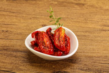 Zeytinyağlı, güneşte kurutulmuş domates, otlar ve baharatlar.