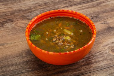 Geleneksel tavuk ve sebzeli mercimek çorbası.
