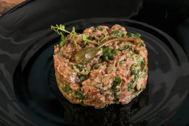 Kaparili çiğ tartar atıştırmalığı.