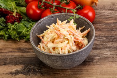 Lahana ve havuçlu vejetaryen lahana salatası.