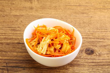 Havuçlu ve baharatlı Kore soya kuşkonmazı.