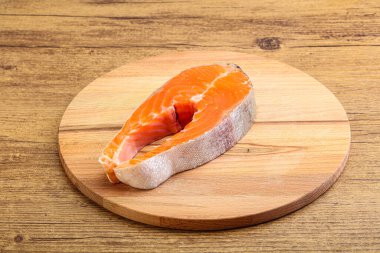 Pişirmek için çiğ somon bifteği.