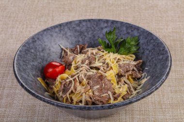 Biftek ve peynirli İtalyan Makarnası