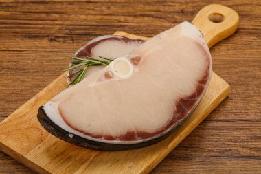 Çiğ köpekbalığı bifteği pişirmek için biberiye servis edilir.