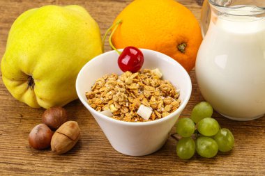 Organik granola ve sütle kahvaltı