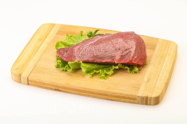 Pişirmek için çiğ et parçası.