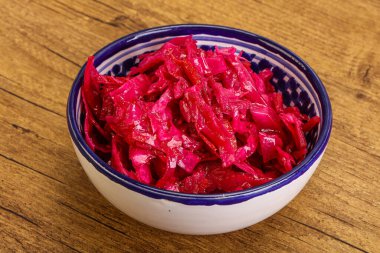 Kasede pancar kökü olan marine edilmiş kırmızı lahana.