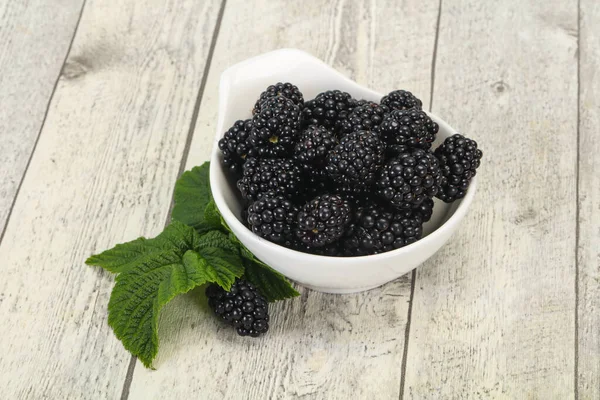 Сладкий Вкусный Спелый Blackberry Кучу Листом — стоковое фото