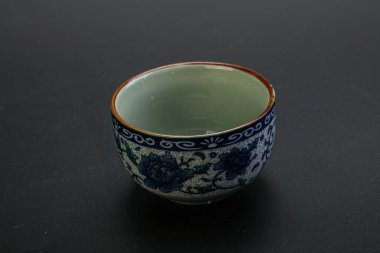 Çay için boş Çin bardağını temizle.