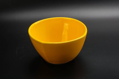 Mutfak için renkli boş kase izole