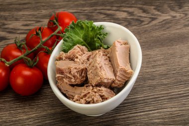 Lezzetli ton balığı filetosu kasede