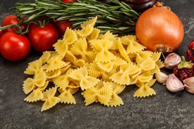 Çiğ İtalyan statü buğday farfalle makarna pişirmek için