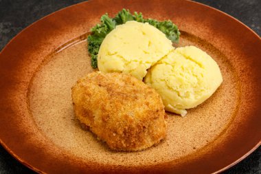 Patates püresiyle doğranmış etten çıtır tavuk pirzolası.