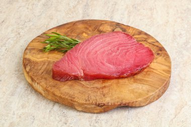 Teknede pişirmek için çiğ ton balığı bifteği. Biberiye servis ediliyor.