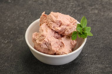 Karaciğer ezmesi kasede fesleğen yaprağı servis edilir.