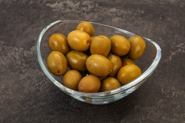 Kavanozda yeşil zeytin turşusu