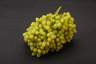 Arka planda tatlı yeşil üzüm dalı