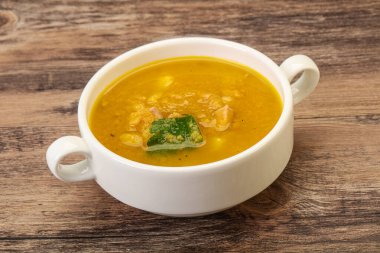 Füme et ve sebzeli bezelye çorbası.