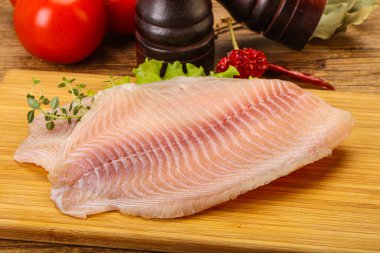 Pişirmek için çiğ tilapia balığı filetosu.