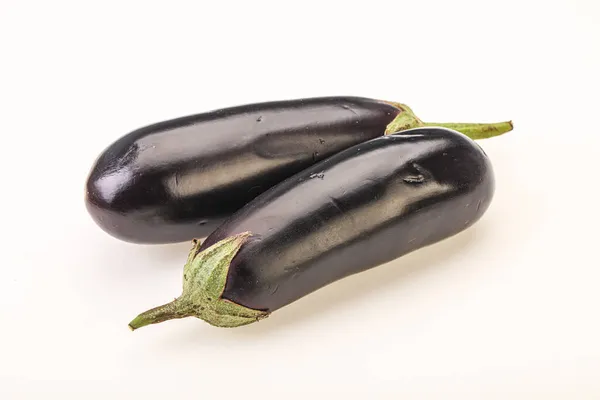 Deux Aubergines Crues Mûres Isolées Pour Cuisson — Photo