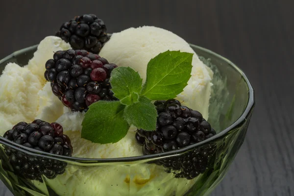 Helado con mora —  Fotos de Stock